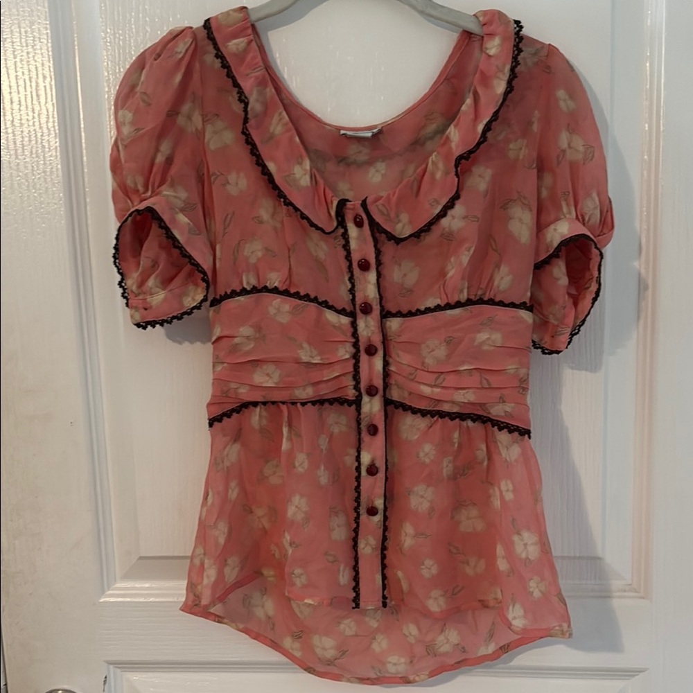 RARE - 100% silk floral blouse with lace trim. Adorable & feminine. EUC